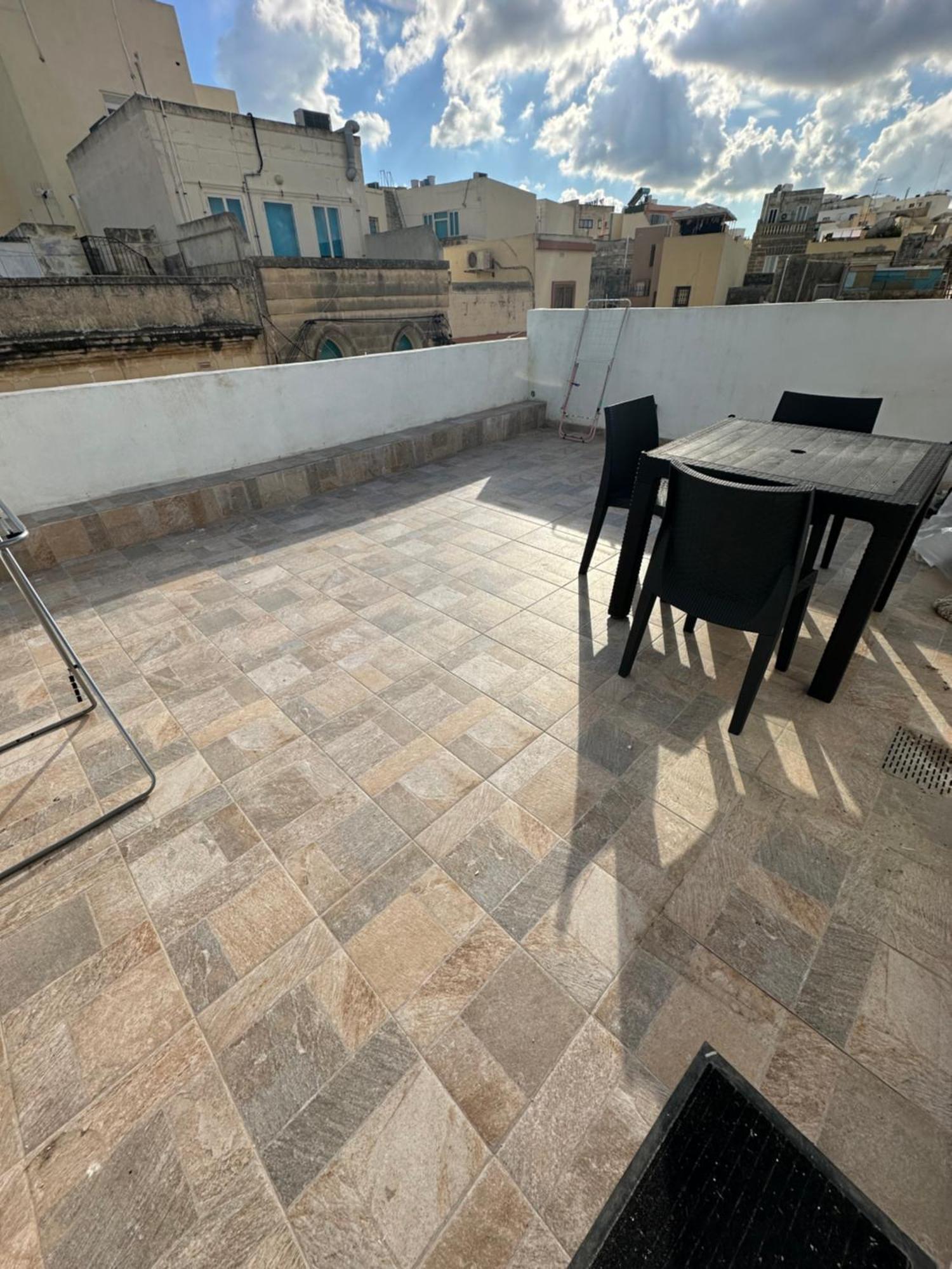 One Bedroom Appartment With Terrace In Sliema Exteriör bild